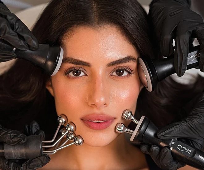 Professional performing advanced medical-grade HydraFacial at Aesthetics Lab